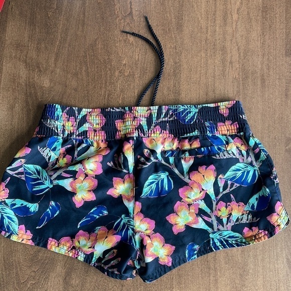 Sz9 Hurley floral board shorts in EUC - Picture 3 of 7